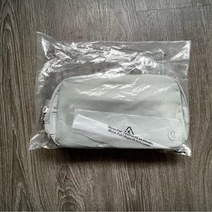 BNIB Lululemon Belt Bag in Silver Drop